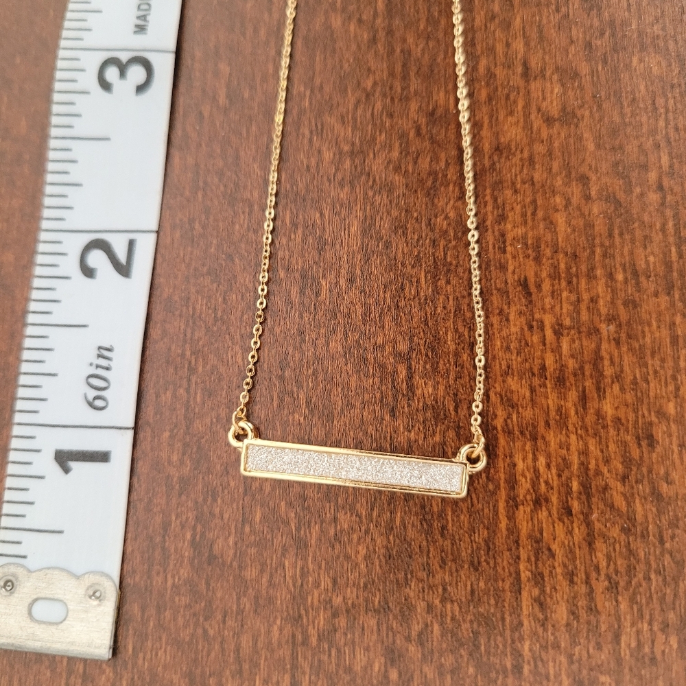 Versona Sparkly Pendant Necklace